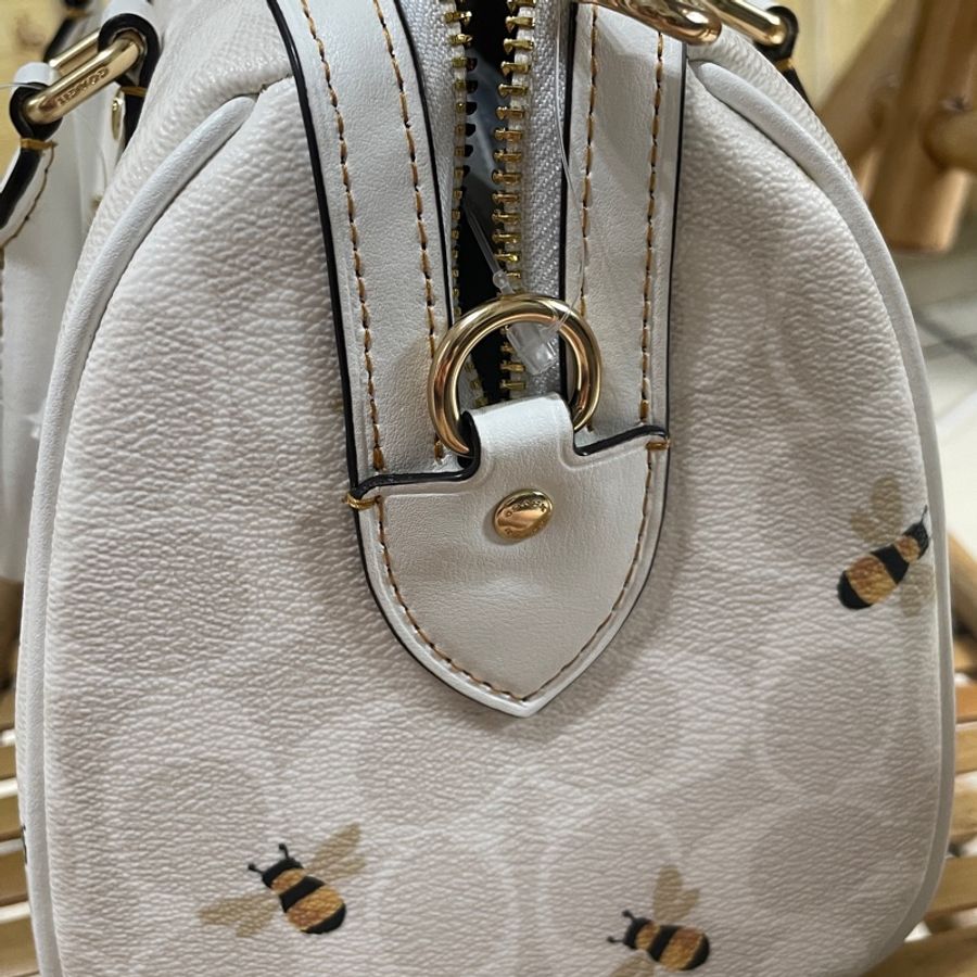 coach 馬車logo手提斜背兩用經典波士頓包-蜜蜂白色-6
