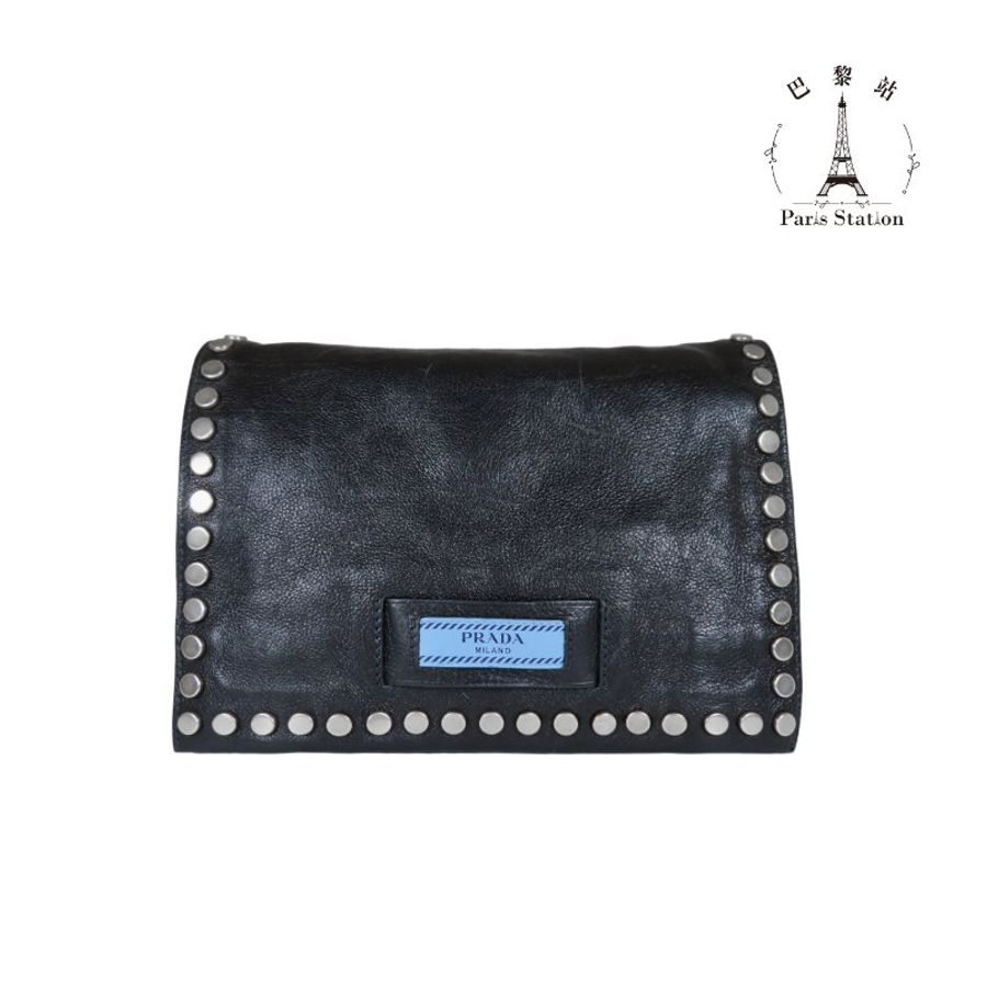 【巴黎站二手名牌專賣店】*現貨*PRADA 真品*黑色牛皮Etiquette Small鉚釘吊牌斜背包-0