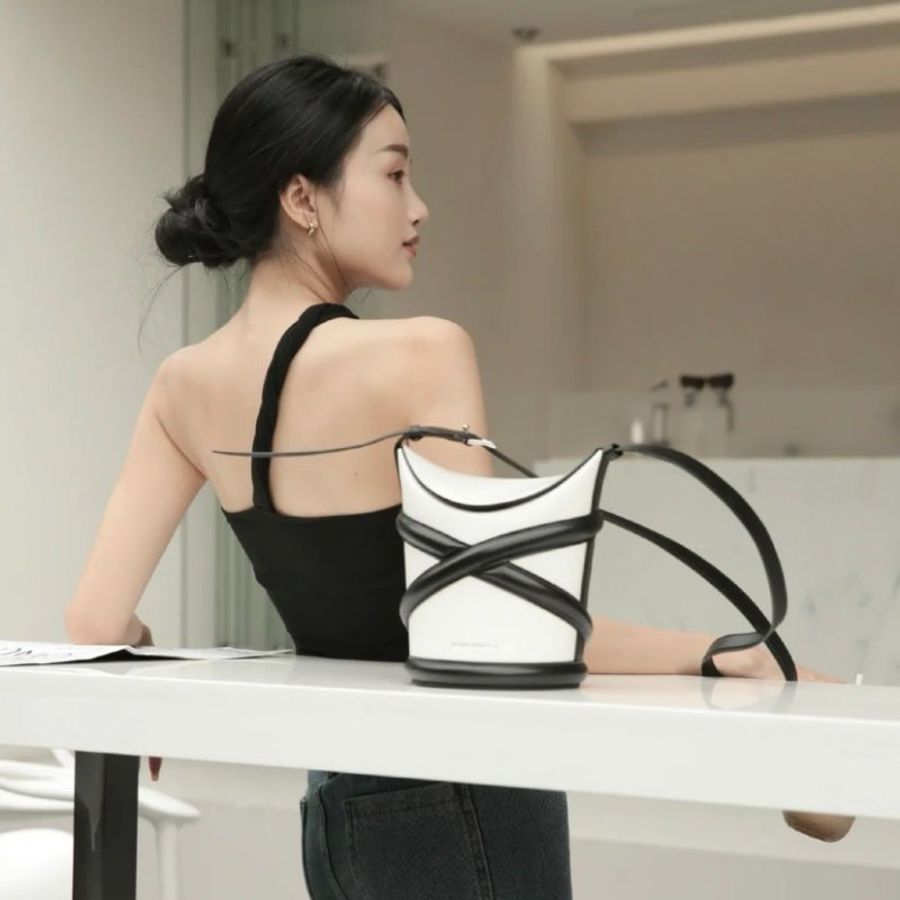 Alexander McQueen 小款小牛皮 The Curve 包 黑/白色【促銷品】-2