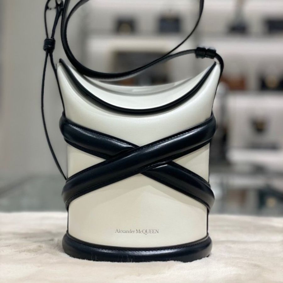Alexander McQueen 小款小牛皮 The Curve 包 黑/白色【促銷品】-6
