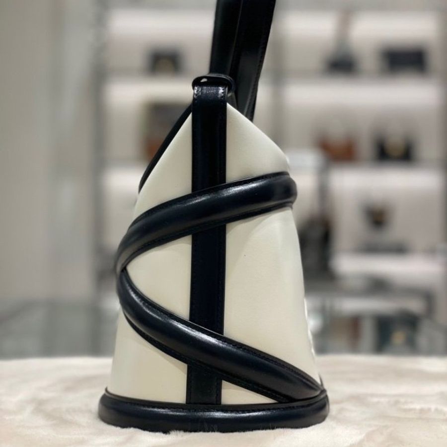 Alexander McQueen 小款小牛皮 The Curve 包 黑/白色【促銷品】-8