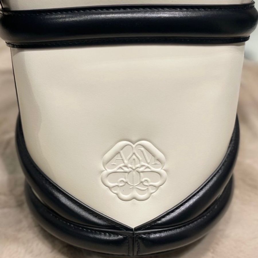 Alexander McQueen 小款小牛皮 The Curve 包 黑/白色【促銷品】-15