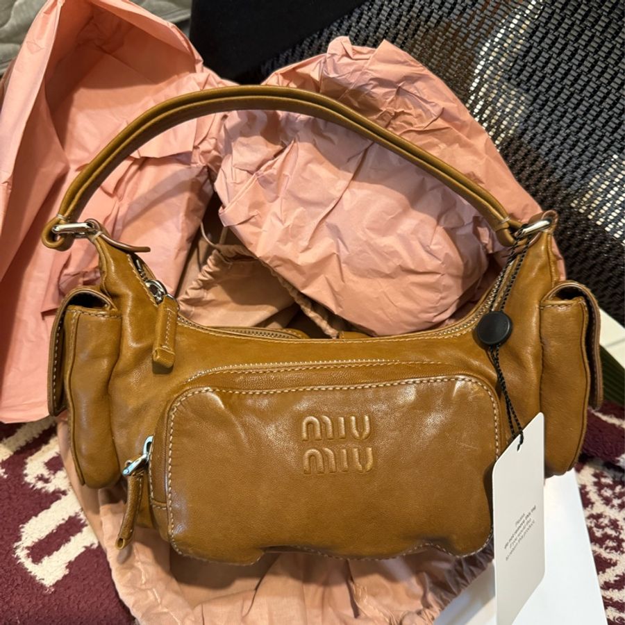 Miu miu pocket深棕nappa作舊羊皮腋下hobo-1