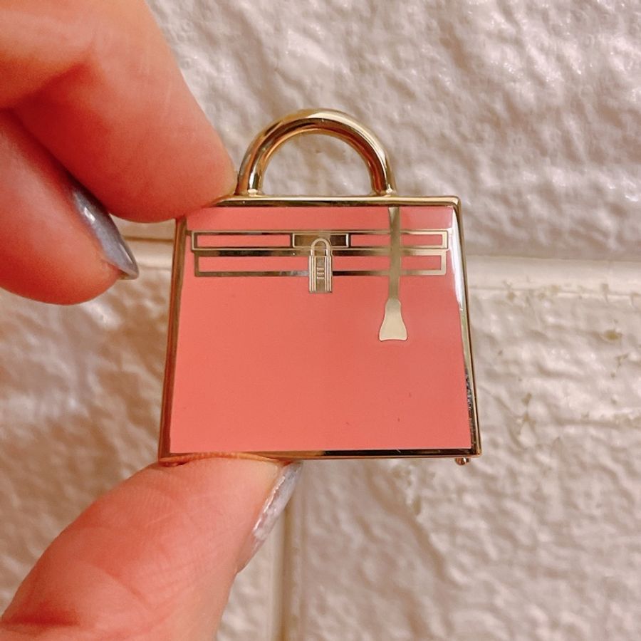 近新特惠商品✨ 缺貨款HERMES Curiosite Kelly Lacu charm 斷貨款粉色凱莉包墜飾-1