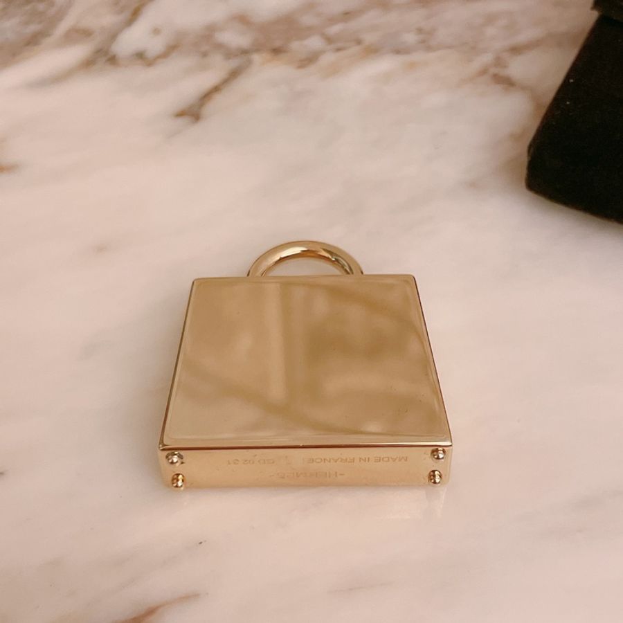近新特惠商品✨ 缺貨款HERMES Curiosite Kelly Lacu charm 斷貨款粉色凱莉包墜飾-4