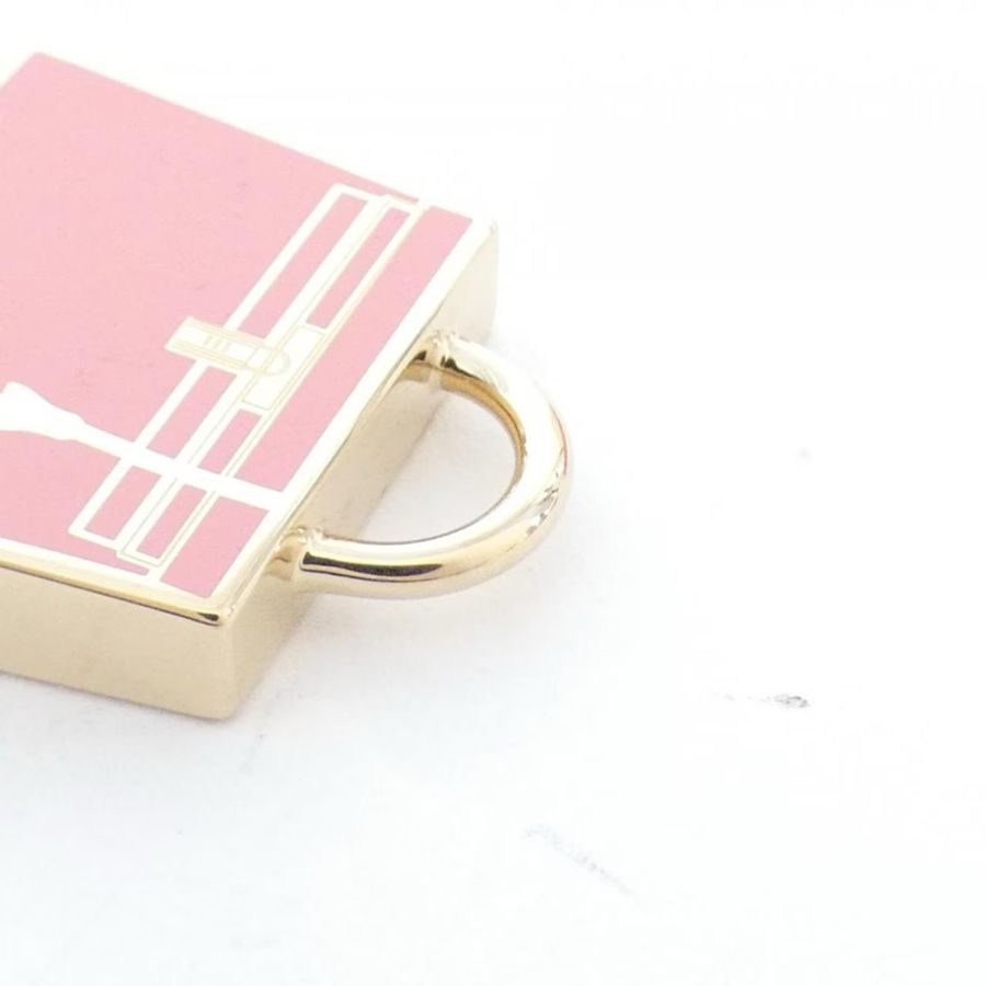 近新特惠商品✨ 缺貨款HERMES Curiosite Kelly Lacu charm 斷貨款粉色凱莉包墜飾-8
