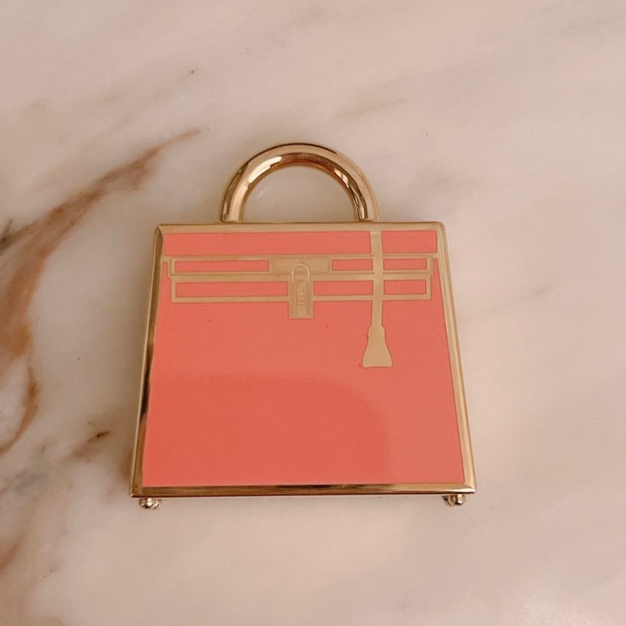 近新特惠商品✨ 缺貨款HERMES Curiosite Kelly Lacu charm 斷貨款粉色凱莉包墜飾-11
