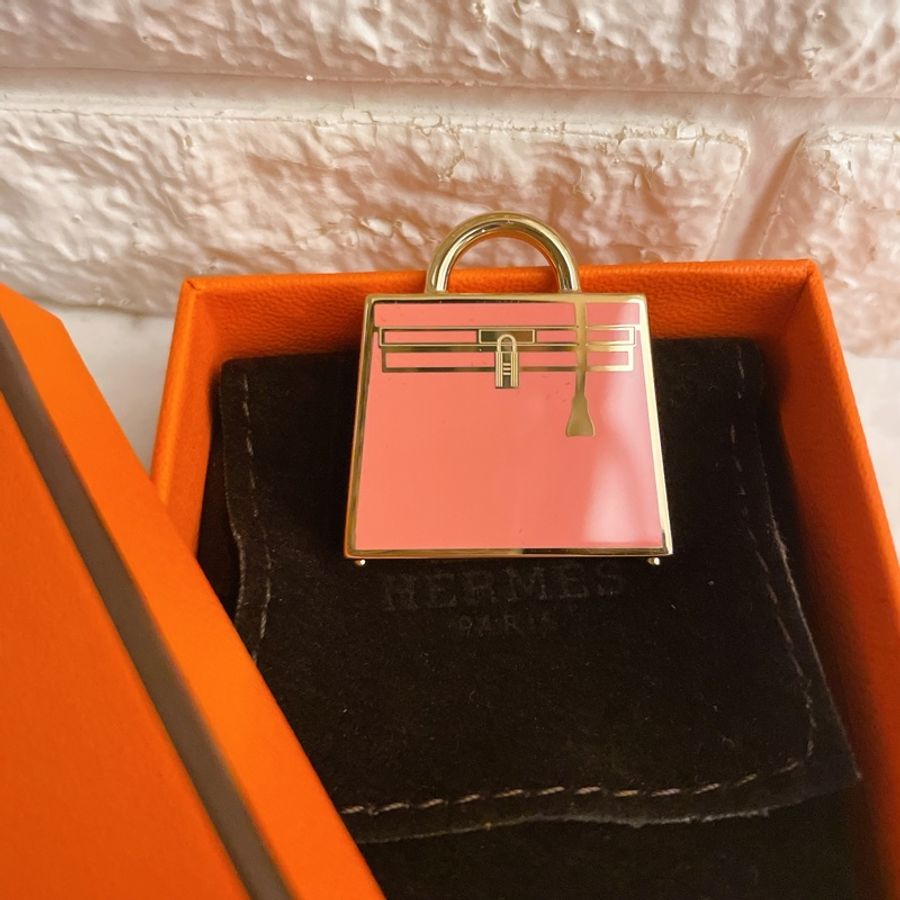 近新特惠商品✨ 缺貨款HERMES Curiosite Kelly Lacu charm 斷貨款粉色凱莉包墜飾-12
