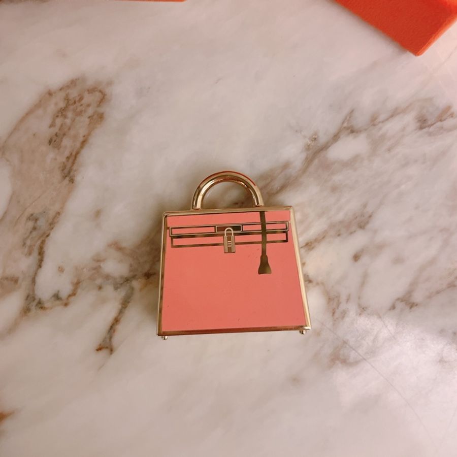 近新特惠商品✨ 缺貨款HERMES Curiosite Kelly Lacu charm 斷貨款粉色凱莉包墜飾-13