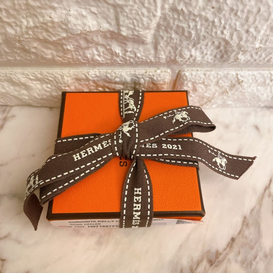 近新特惠商品✨ 缺貨款HERMES Curiosite Kelly Lacu charm 斷貨款粉色凱莉包墜飾-14