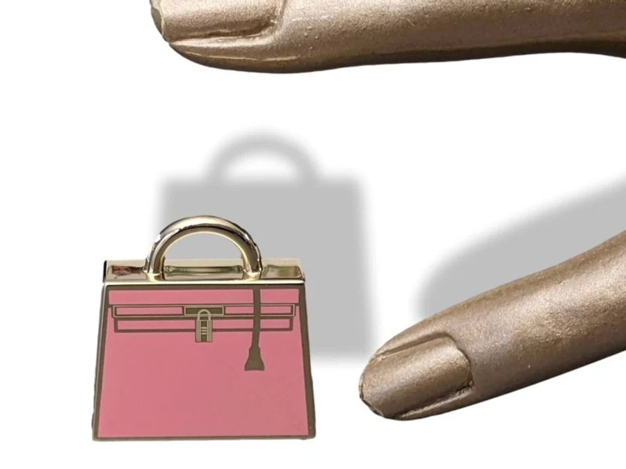 近新特惠商品✨ 缺貨款HERMES Curiosite Kelly Lacu charm 斷貨款粉色凱莉包墜飾-17