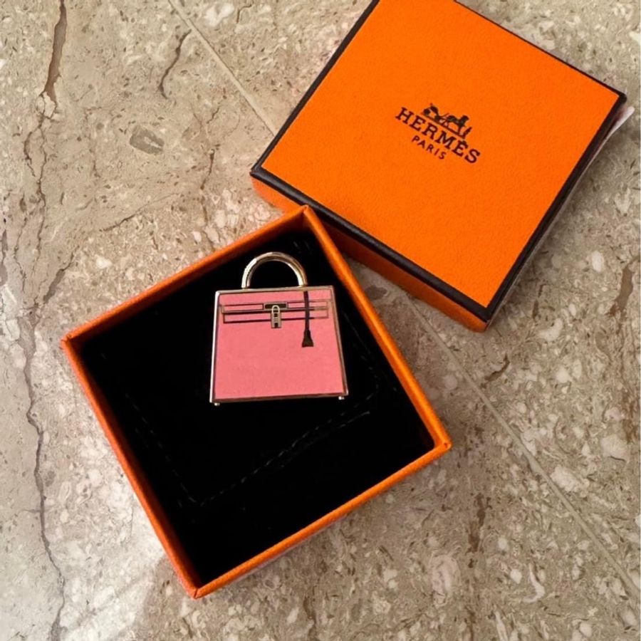 近新特惠商品✨ 缺貨款HERMES Curiosite Kelly Lacu charm 斷貨款粉色凱莉包墜飾-21