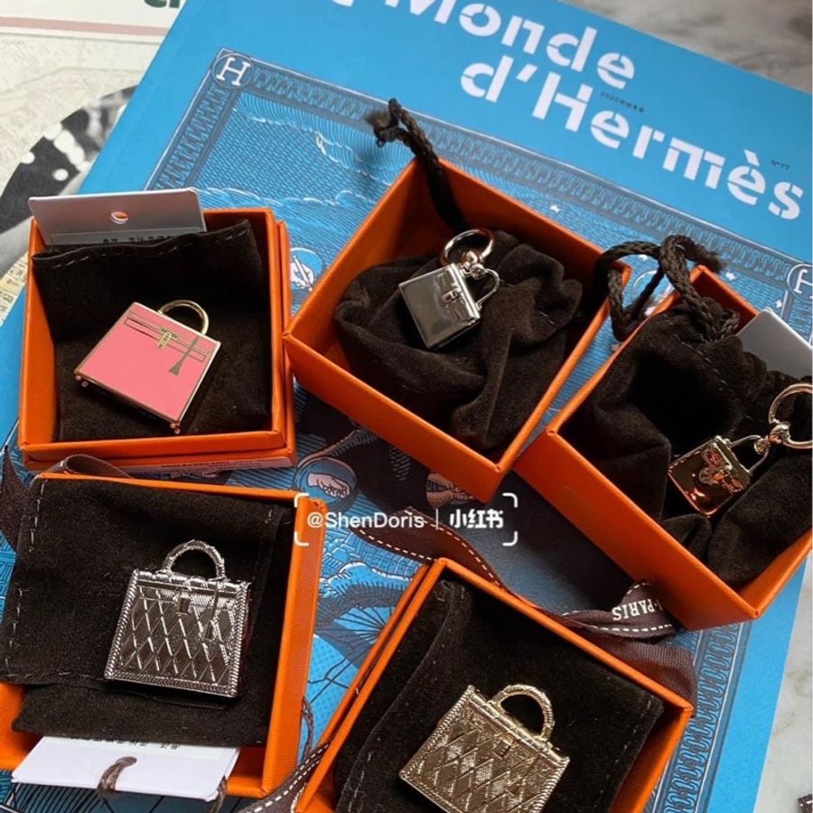 近新特惠商品✨ 缺貨款HERMES Curiosite Kelly Lacu charm 斷貨款粉色凱莉包墜飾-22