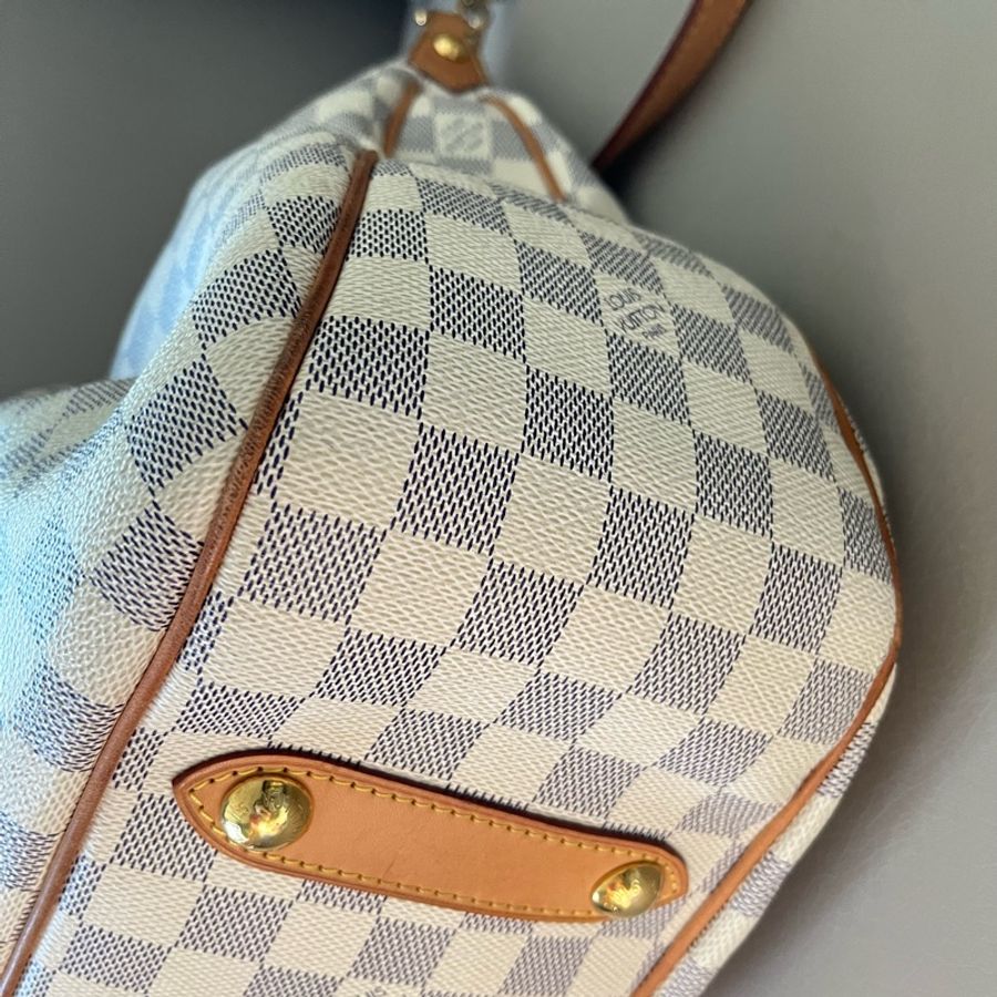 LV 白色棋盤格三用包-9