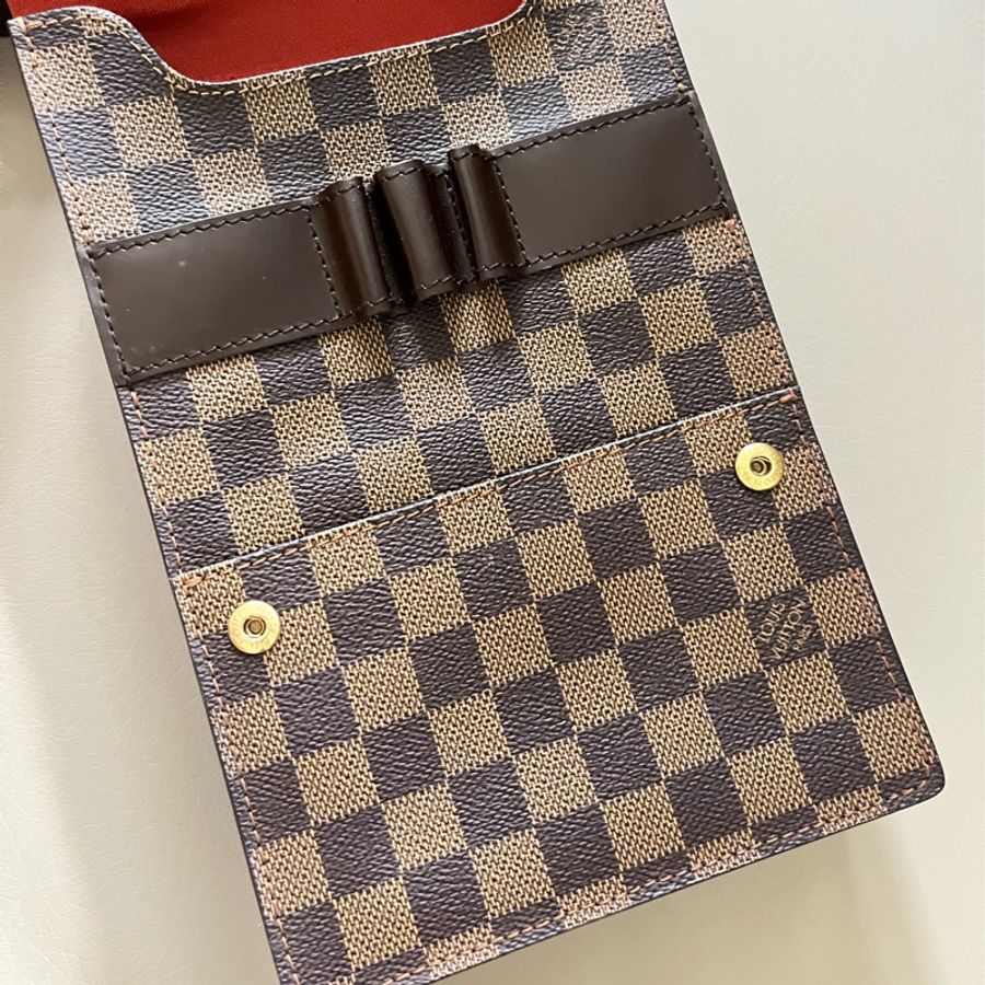 LV 咖啡棋盤格斜背包-14