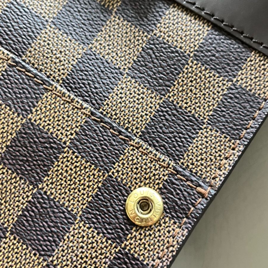 LV 咖啡棋盤格斜背包-16