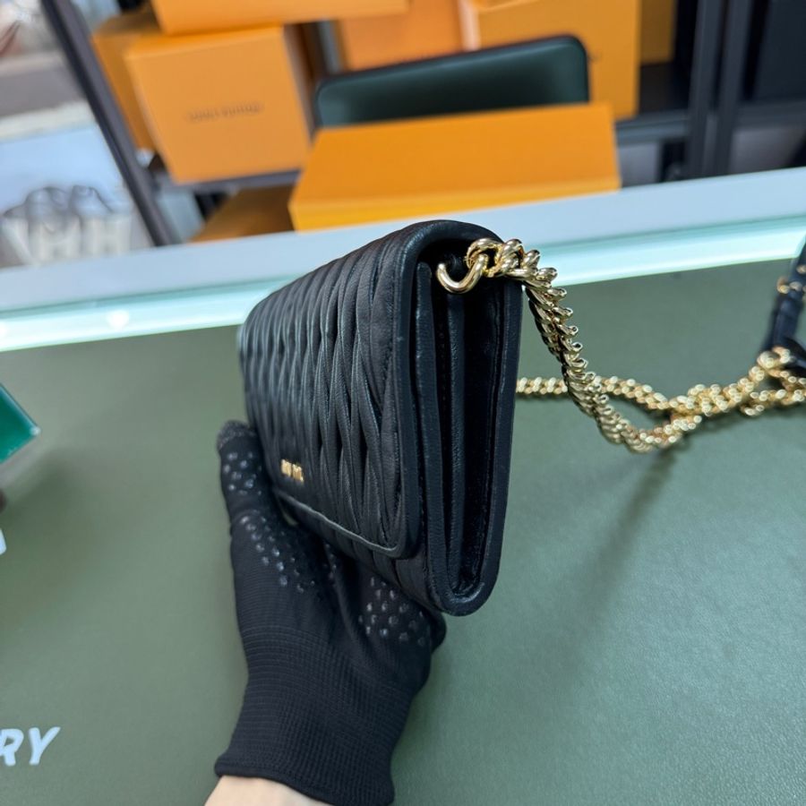 Miu Miu 黑色 WOC 皺摺錢包 鏈條包🩶-1