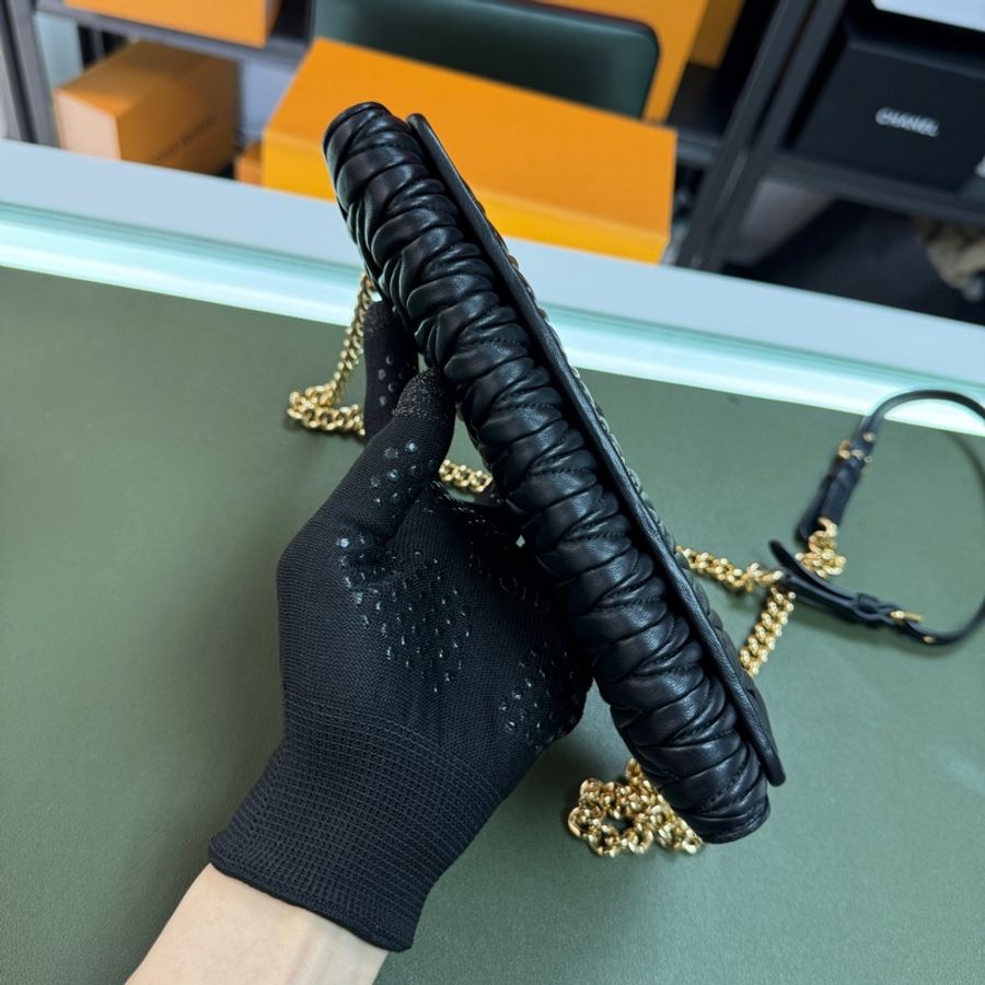 Miu Miu 黑色 WOC 皺摺錢包 鏈條包🩶-4