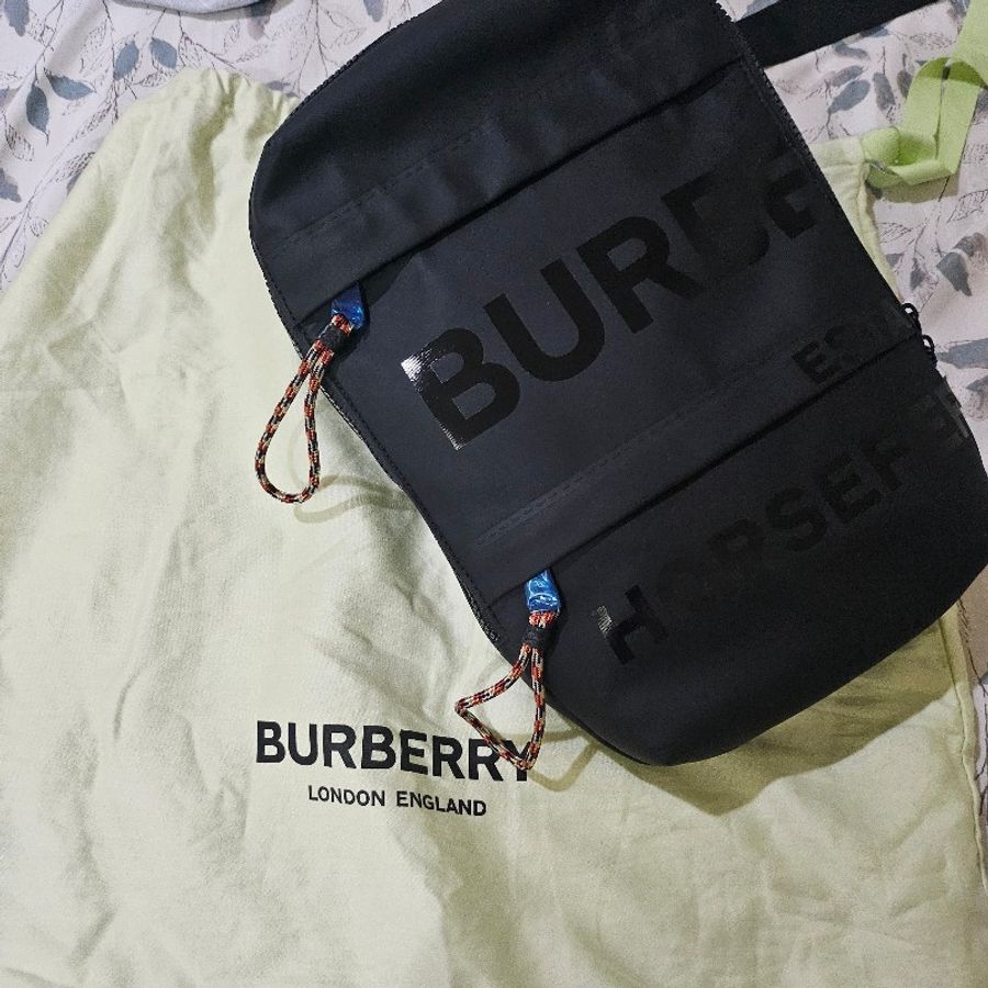 Burberry TB消光LOGO 直立式胸包-0