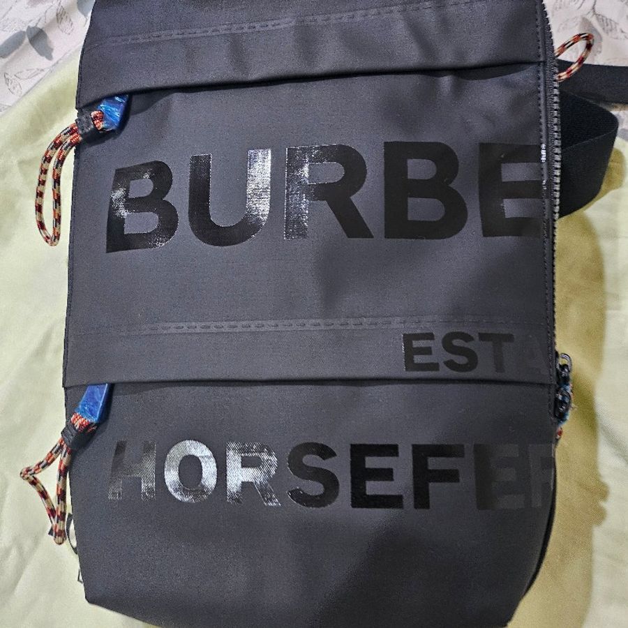 Burberry TB消光LOGO 直立式胸包-1