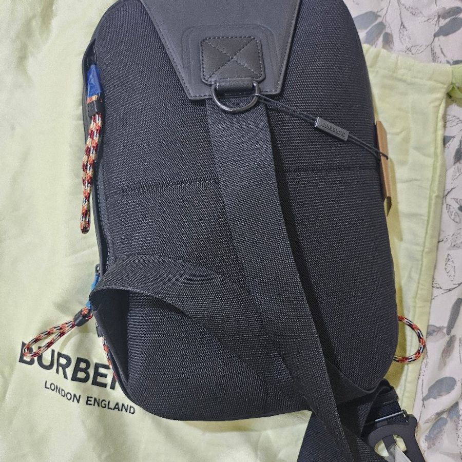 Burberry TB消光LOGO 直立式胸包-4