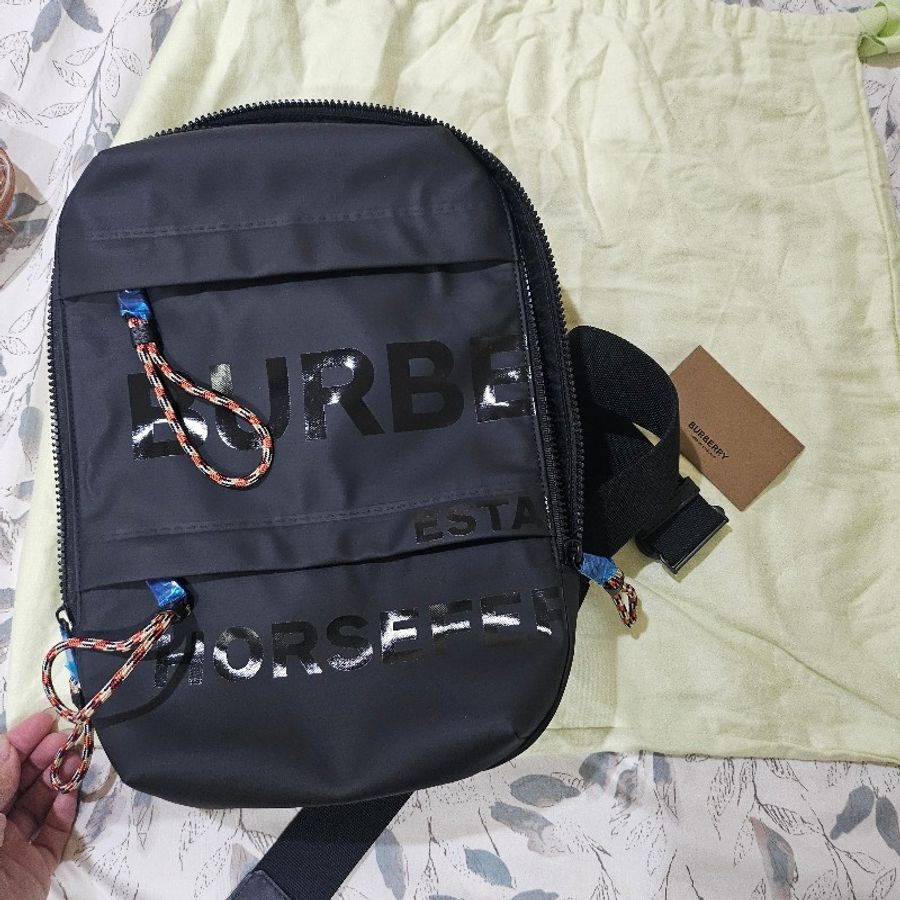 Burberry TB消光LOGO 直立式胸包-7