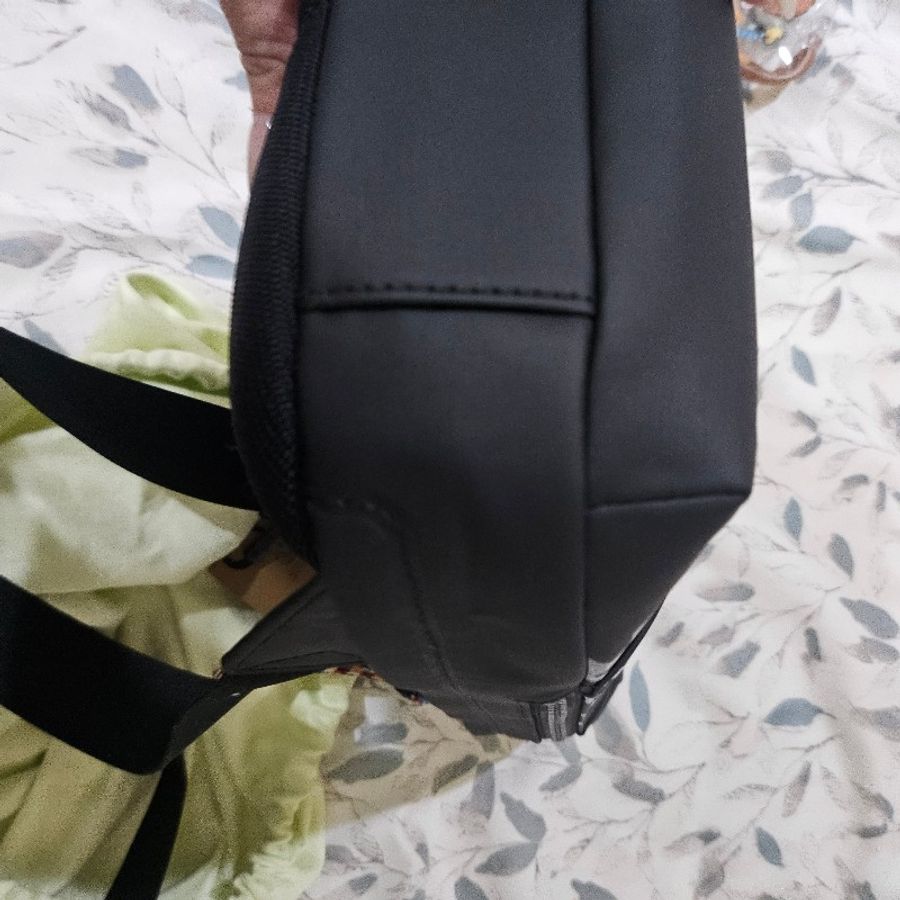Burberry TB消光LOGO 直立式胸包-9