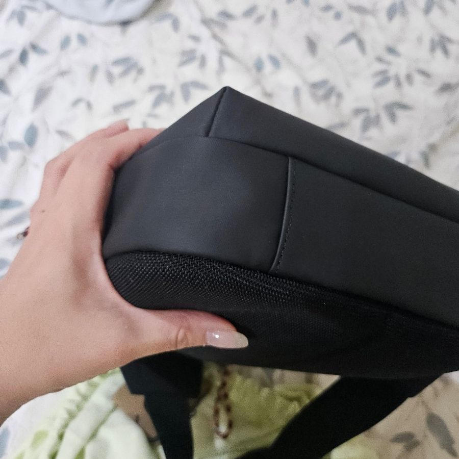 Burberry TB消光LOGO 直立式胸包-10