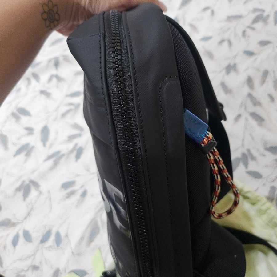 Burberry TB消光LOGO 直立式胸包-12