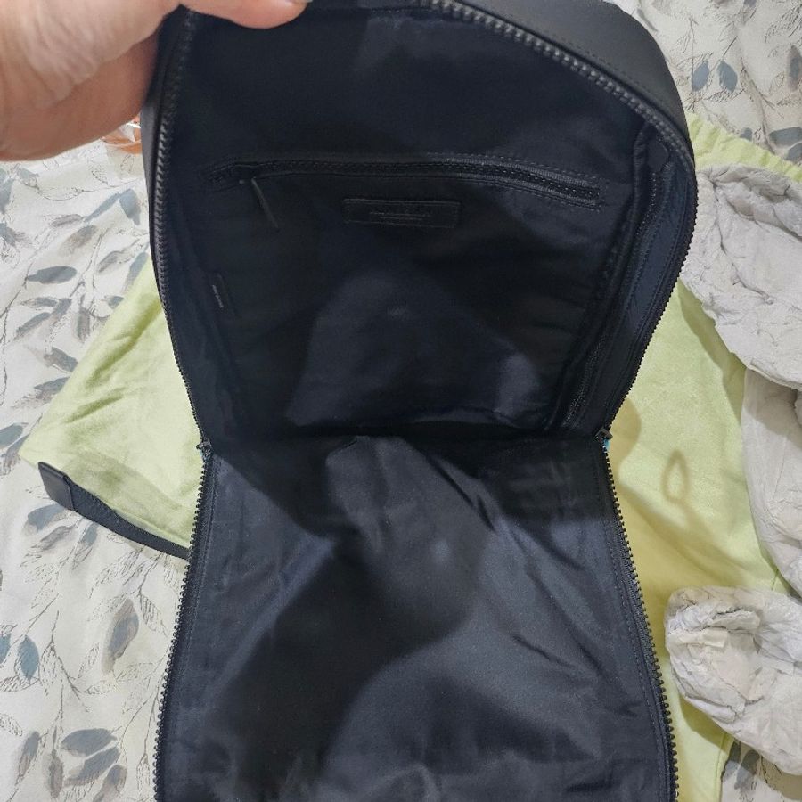 Burberry TB消光LOGO 直立式胸包-13
