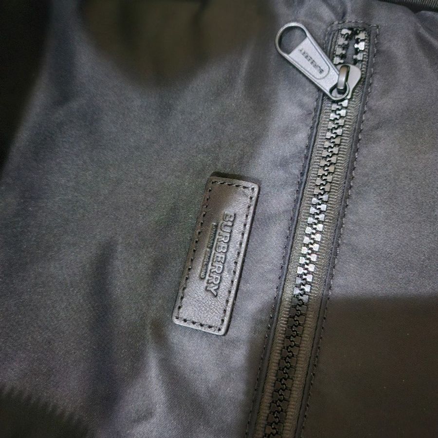 Burberry TB消光LOGO 直立式胸包-15