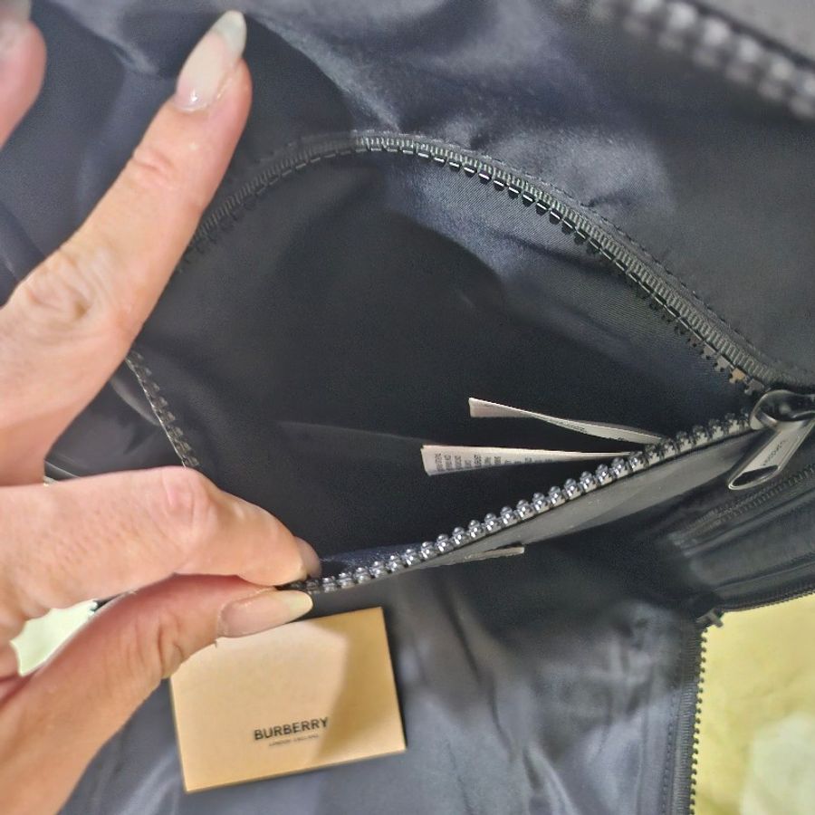 Burberry TB消光LOGO 直立式胸包-16