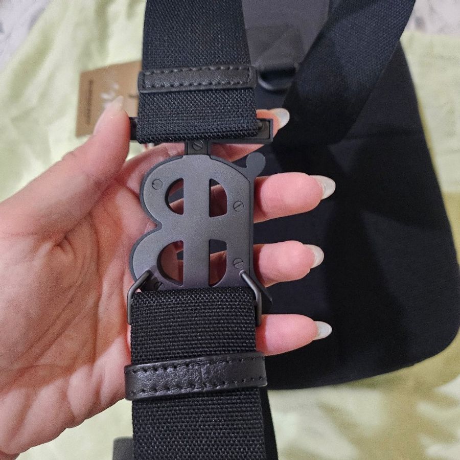 Burberry TB消光LOGO 直立式胸包-18