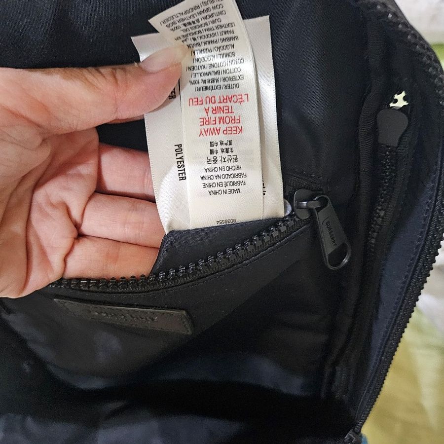 Burberry TB消光LOGO 直立式胸包-21
