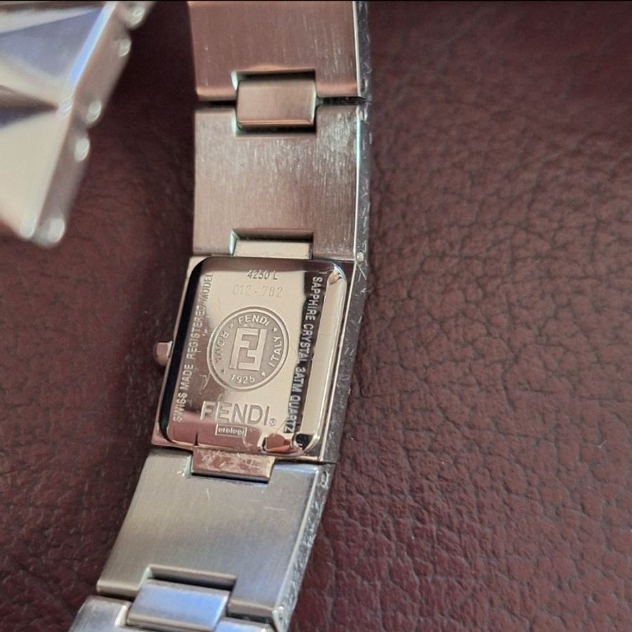 Fendi 4250L金字塔切割女士腕錶-12