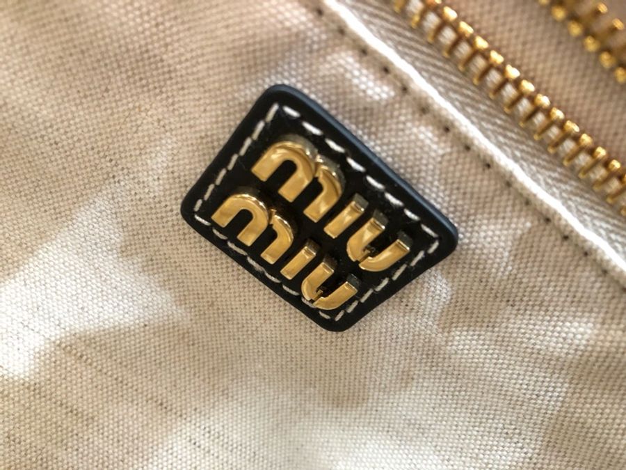 Miumiu IVY Hobo 菜藍子小號23*17*12cm 只有塵袋,有使用感,包包底部有輕微劃痕。-6