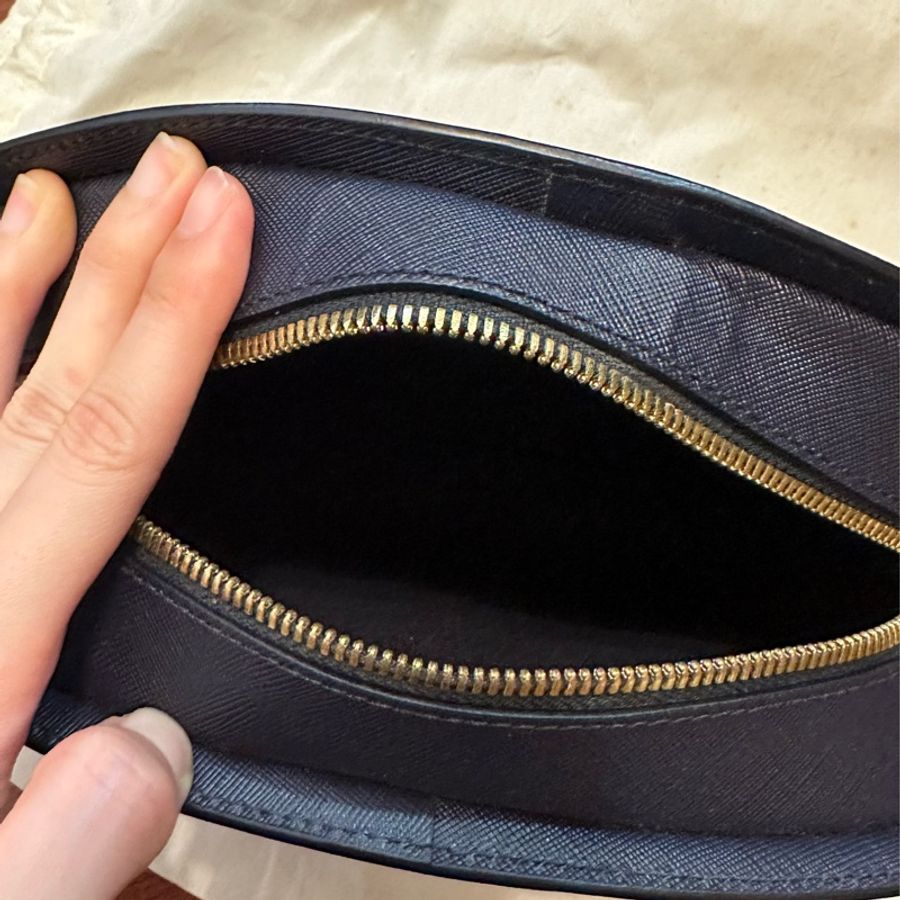 A.P.C. 壓花皮革半月包 藍黑色Demi Lune Bag-10