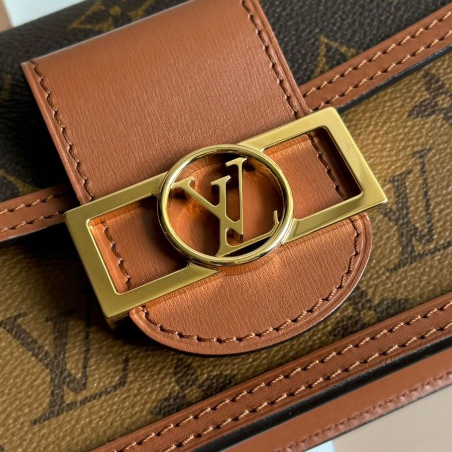 ::LOUIS VUITTON:: LV M68746花紋MINI達芙妮 WOC鏈包-1