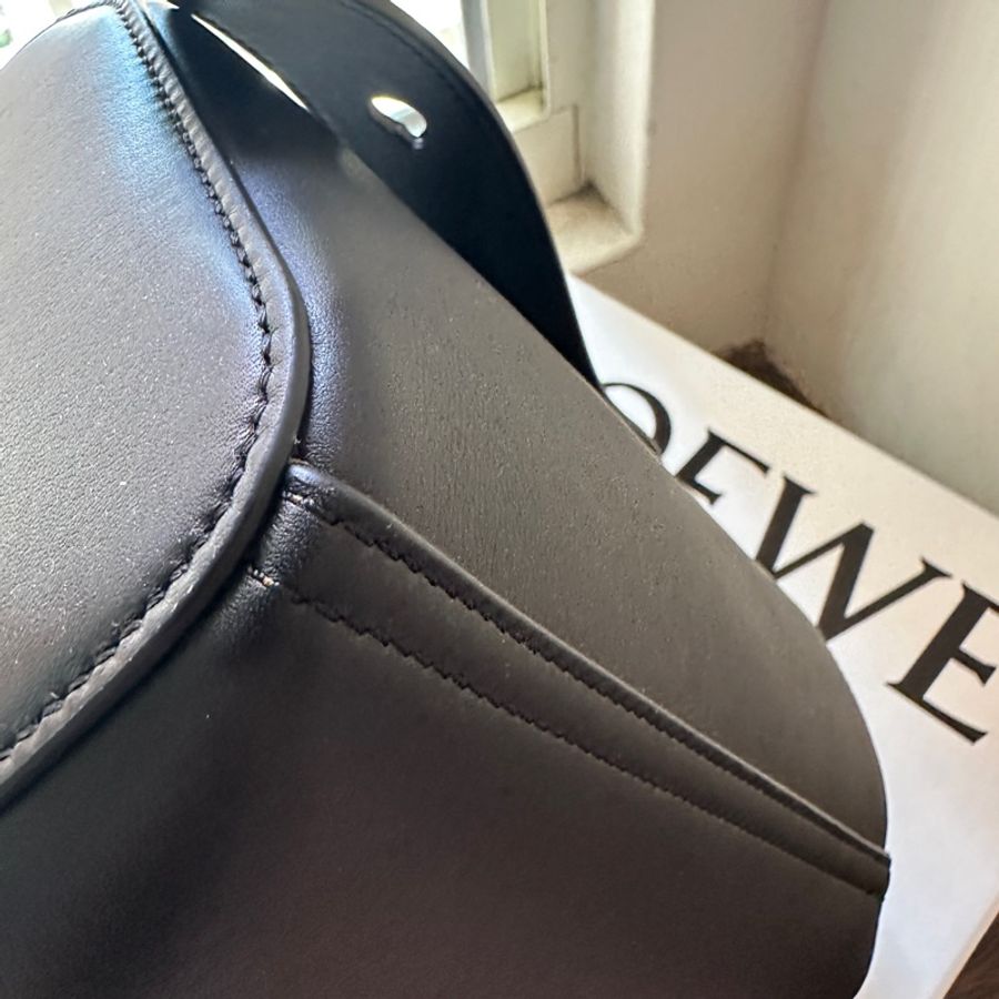 Loewe 迷你 Pebble Bucket 水桶包 黑色-3