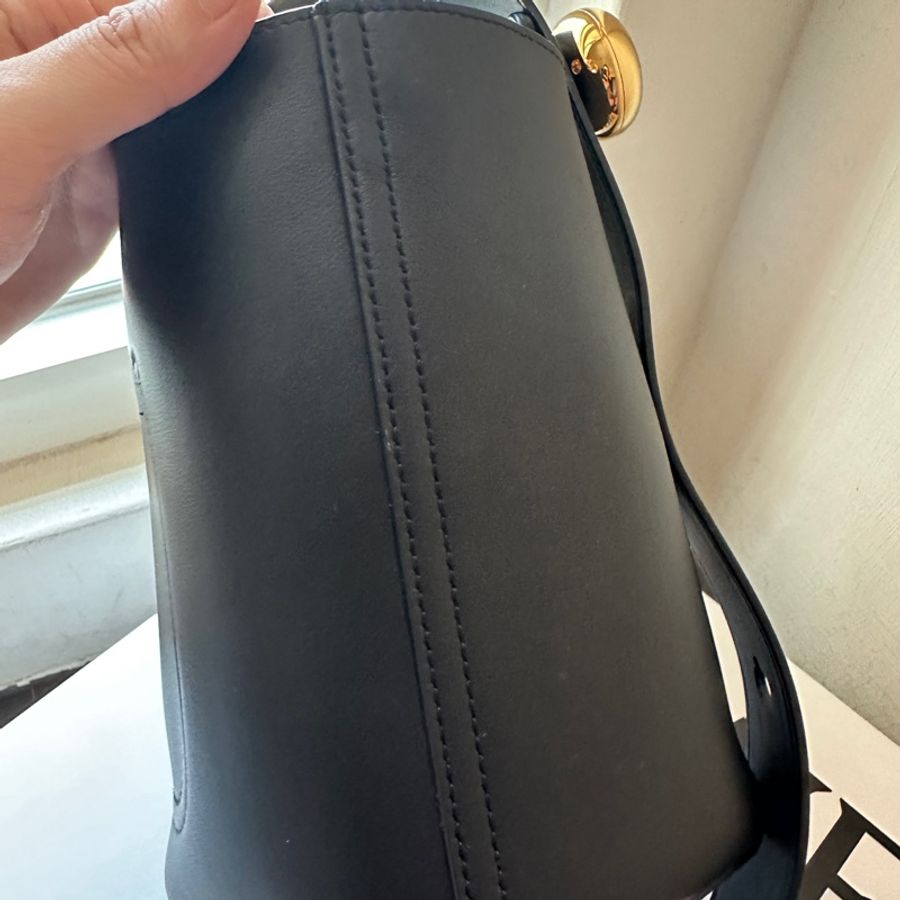 Loewe 迷你 Pebble Bucket 水桶包 黑色-4