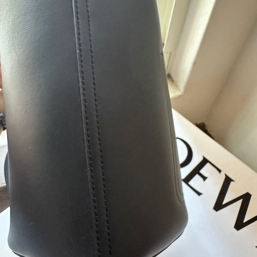 Loewe 迷你 Pebble Bucket 水桶包 黑色-5