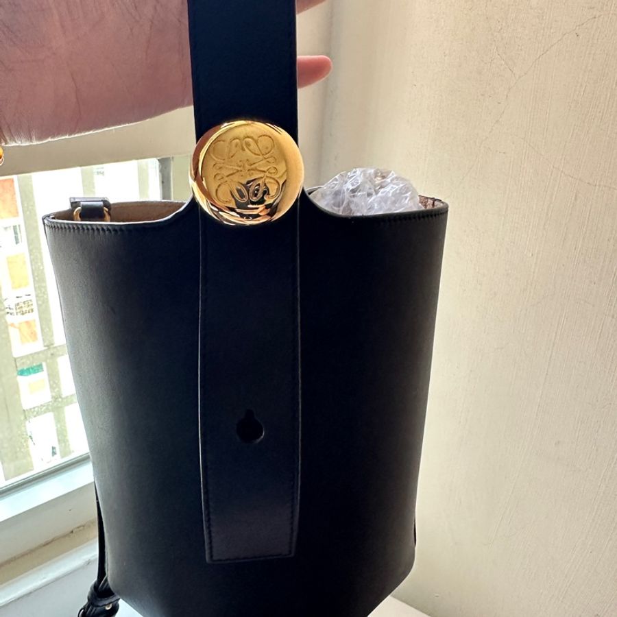 Loewe 迷你 Pebble Bucket 水桶包 黑色-9
