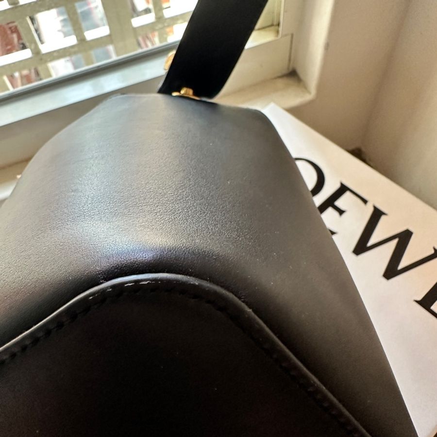 Loewe 迷你 Pebble Bucket 水桶包 黑色-13