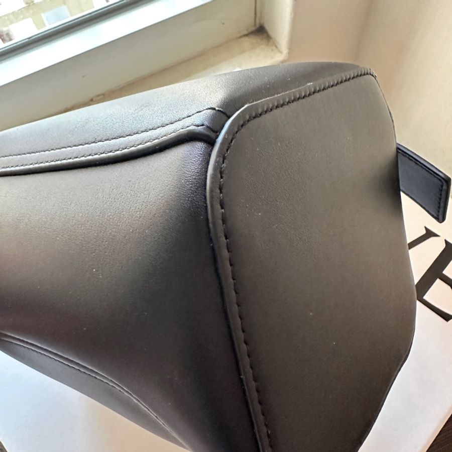 Loewe 迷你 Pebble Bucket 水桶包 黑色-15