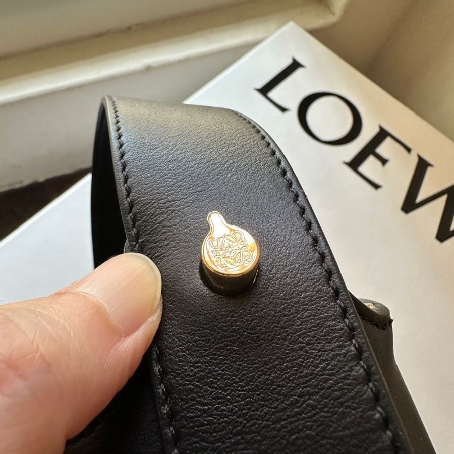 Loewe 迷你 Pebble Bucket 水桶包 黑色-28