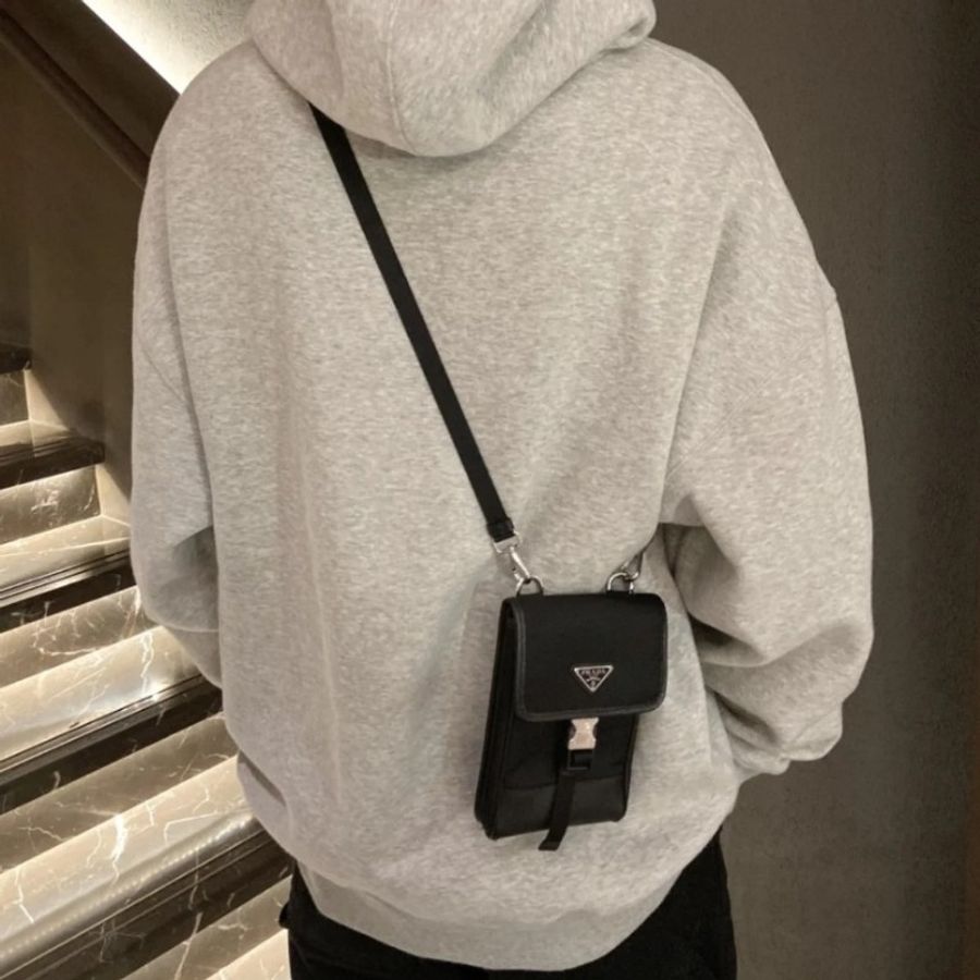 PRADA 普拉達 三角標Logo尼龍拼皮革單釦手機包-1