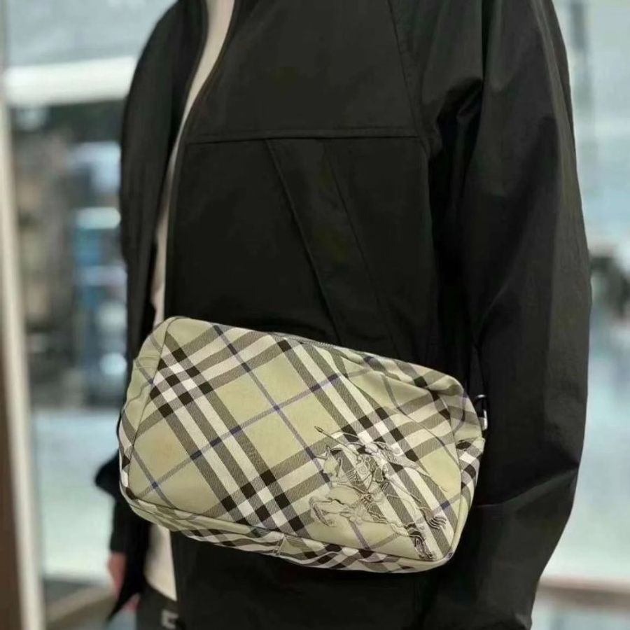 Burberry 80913351 青苔色格紋斜背包  -精緻馬術騎士徽標與經典設計《當季專櫃正售★全新商品 》-1