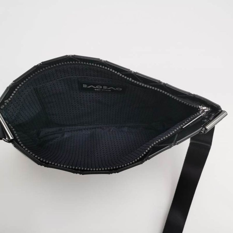 Issey Miyake 三宅一生Prism小三角片拼接黑色 單肩包 / 斜背包-4