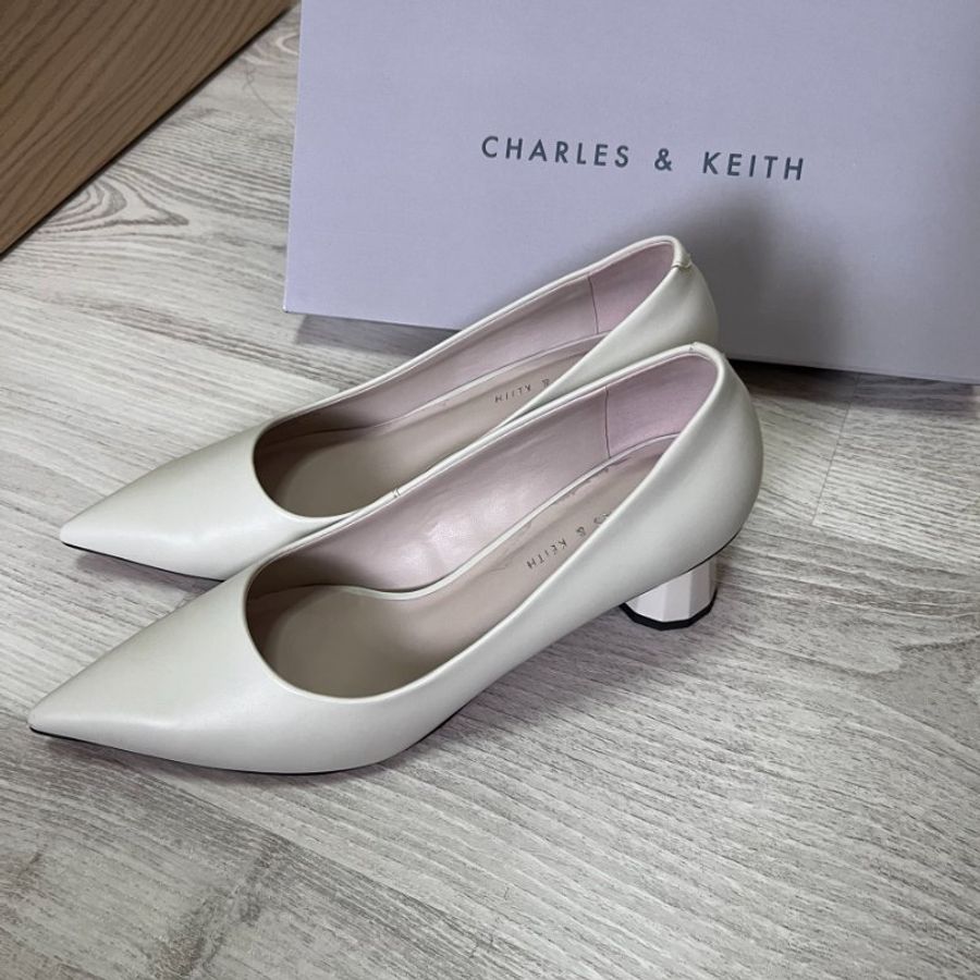 Charles & Kieth 粗跟白色高跟鞋-2