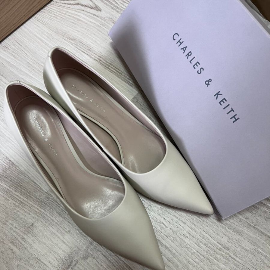 Charles & Kieth 粗跟白色高跟鞋-7